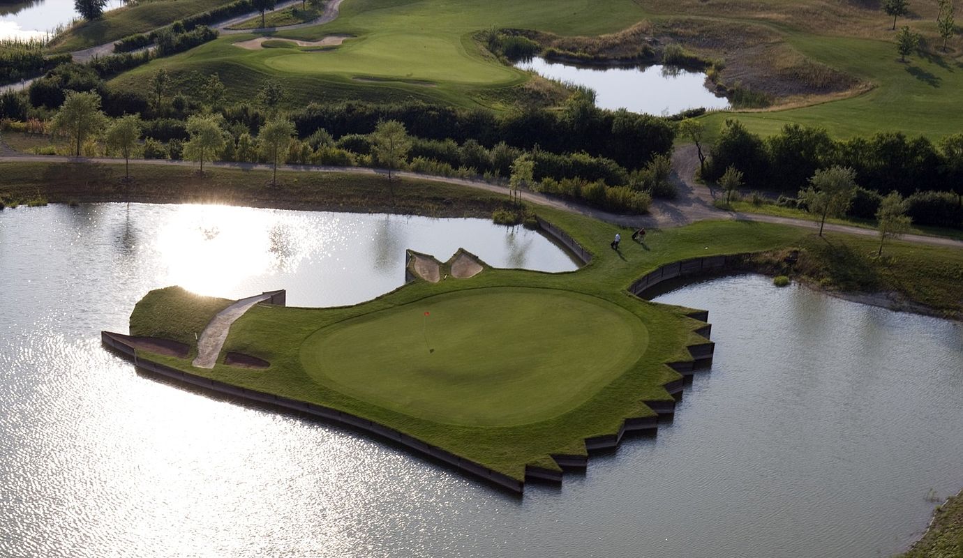 Vogelperspektive auf den Golfplatz nahe des Golfhotel FREIgeist in Niedersachsen