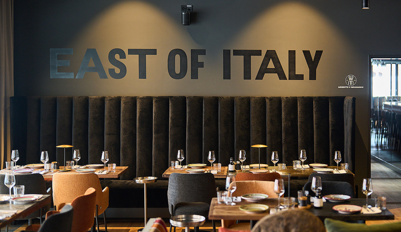Blick vom Restaurant aus auf die "EAST OF ITALY" Schrift an der Wand 
