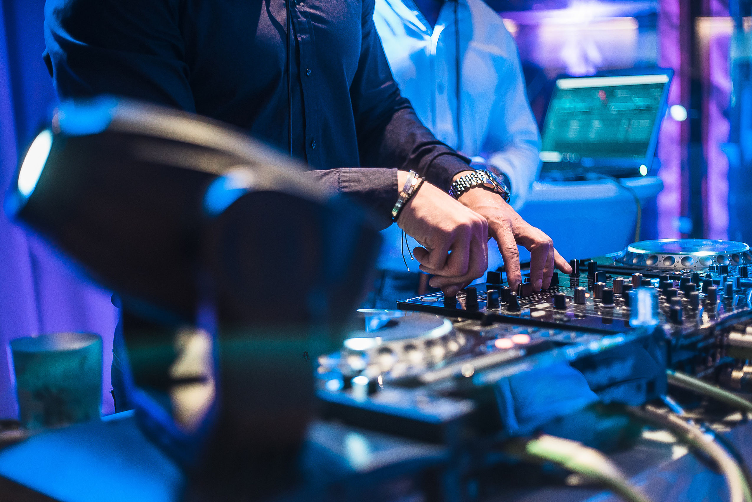 Eine Nahaufnahme eines DJ Pults des FREIgeist Göttingen Innenstadt mit blauem Party-Licht im Hintergrund 